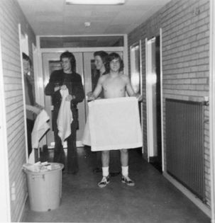 Gezellig_kuiten_op_de_gang