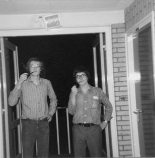 Hans_Mathijssen_en_John_van_der_Burg_op_de_gang_van_Flat_B