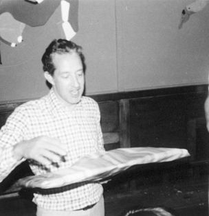 Van_Stiphout_ontvangt_een_cadeau